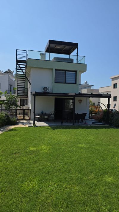 GİRNE ALSANCAK’TA MÜSTAKİL SÜPER LÜKS SATILIK 2+2 VİLLA