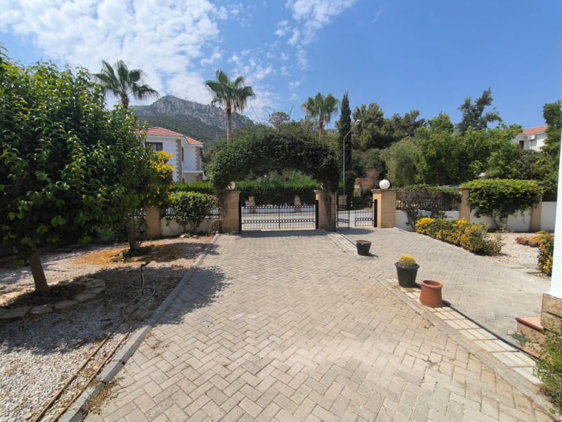 GİRNE/ÇATALKÖY'DE SATILIK ÖZEL HAVUZLU 3+1 VİLLA-12