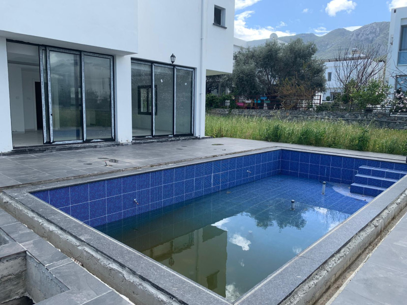 GİRNE/ALSANCAK HASAN UZUN PETROL BÖLGESİNDE SATILIK 4+1 ÖZEL HAVUZLU VİLLA-1