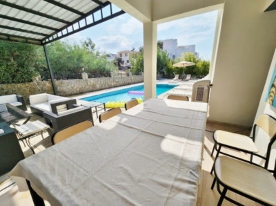 GİRNE / ÇATALKÖY’DE DENİZ MANZARALI KİRALIK 3+1 LÜKS VİLLA