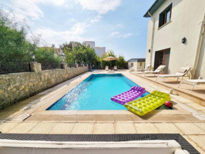 GİRNE / ÇATALKÖY’DE DENİZ MANZARALI KİRALIK 3+1 LÜKS VİLLA