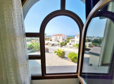 GİRNE / ÇATALKÖY’DE DENİZ MANZARALI KİRALIK 3+1 LÜKS VİLLA