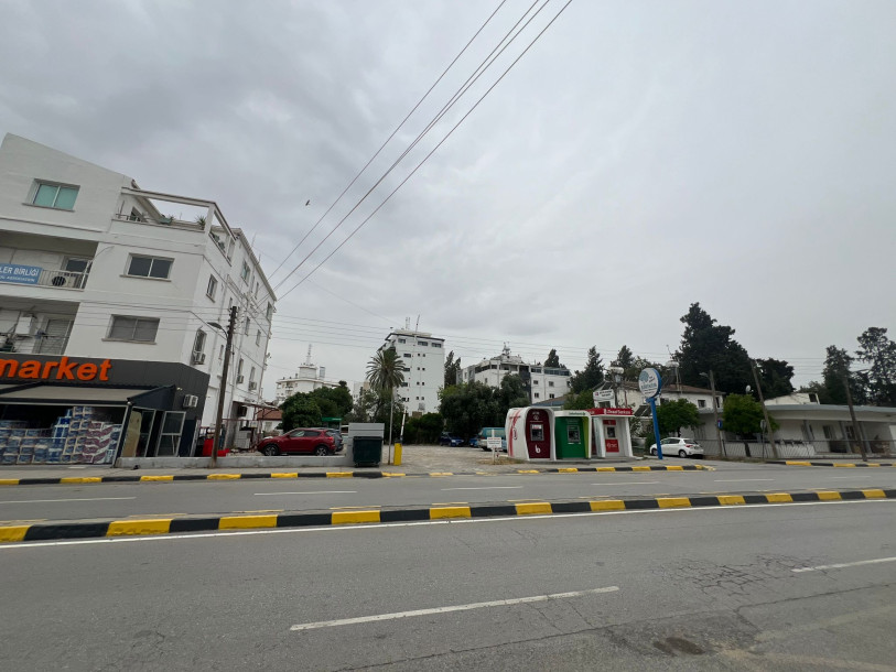 LEFKOŞA/YENİŞEHİR'DE KİRALIK OTOPARK OLMAYA MÜSAİT ARAZİ-7